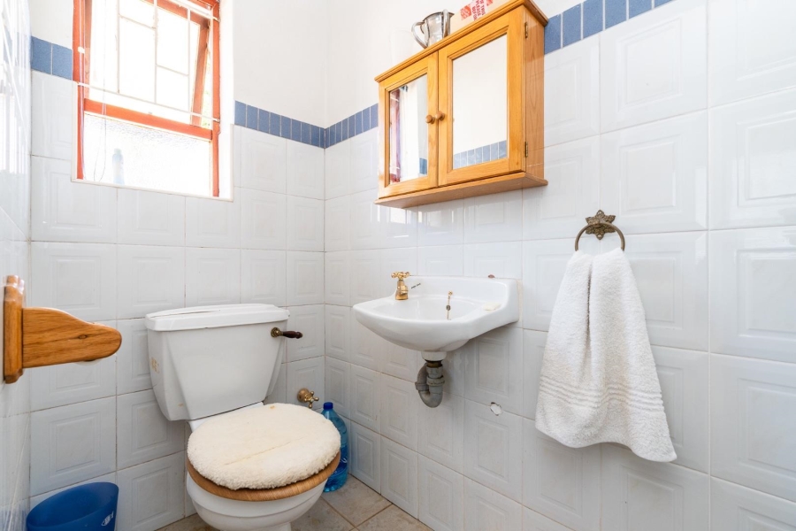 6 Bedroom Property for Sale in Vredehoek Western Cape